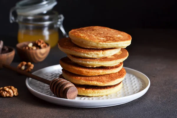 Hausgemachte Heiße Pfannkuchen Auf Dem Küchentisch Traditionelles Amerikanisches Dessert — Stockfoto