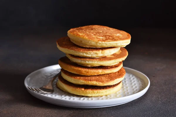 Hausgemachte Heiße Pfannkuchen Auf Dem Küchentisch Traditionelles Amerikanisches Dessert — Stockfoto