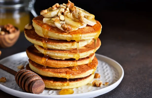 Hausgemachte Heiße Pfannkuchen Mit Banane Honig Und Nüssen Auf Dem — Stockfoto