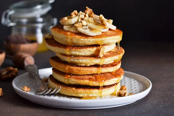 Hausgemachte Heiße Pfannkuchen Mit Banane Honig Und Nüssen Auf Dem — Stockfoto