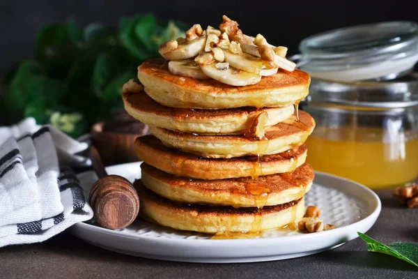 Hemmagjord Varma Pannkakor Med Banan Honung Och Nötter Köksbordet — Stockfoto