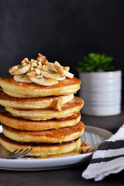 Hausgemachte Heiße Pfannkuchen Mit Banane Honig Und Nüssen Auf Dem — Stockfoto