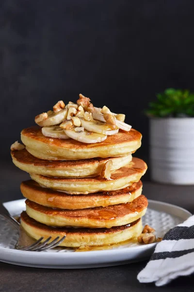 Hausgemachte Heiße Pfannkuchen Mit Banane Honig Und Nüssen Auf Dem — Stockfoto