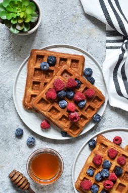 Belçika Waffle mutfak beton masasının üzerinde. Yukarıdan görüntülemek.