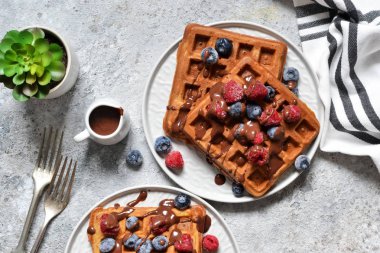 Çilek ve çikolata sosu ile Belçika Waffle. Yukarıdan görüntülemek.