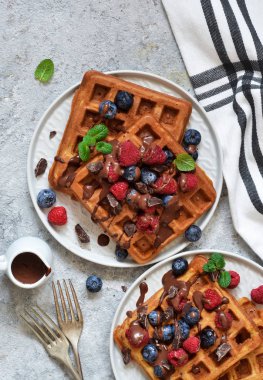 Çilek ve çikolata sosu ile Belçika Waffle. Yukarıdan görüntülemek.