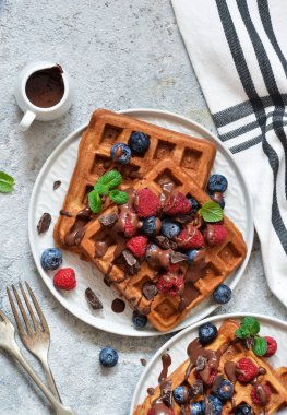 Çilek ve çikolata sosu ile Belçika Waffle. Yukarıdan görüntülemek.