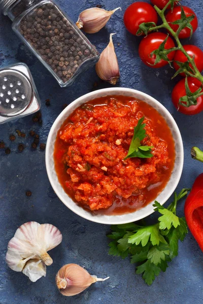 Tomatensauce Mit Paprika Gewürzen Und Kräutern Auf Dem Küchentisch Blick — Stockfoto