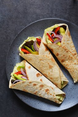 Klasik Meksika mutfağı. Taco sığır eti, avokado, biber ve domates. Yukarıdan görüntülemek.