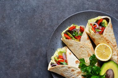 Klasik Meksika mutfağı. Taco sığır eti, avokado, biber ve domates. Yukarıdan görüntülemek.