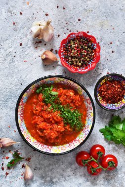 Baharatlı biber sosu ile baharat, ot. Salantro ile domates sosu.