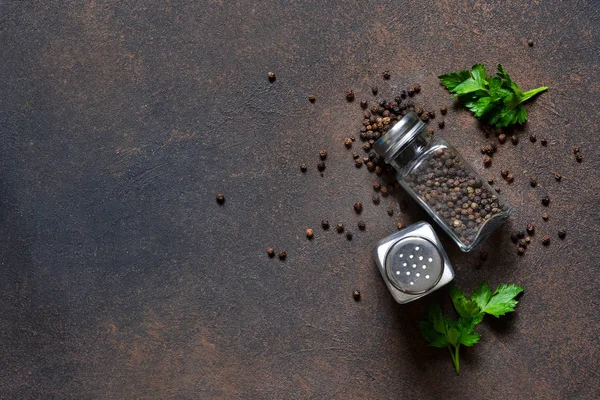 Lada hitam dan garam dalam botol kaca. Bumbu klasik untuk memasak — Stok Foto