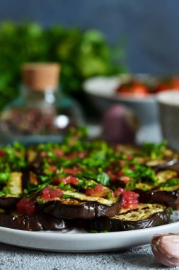 Baharatlı patlıcan domates sosu ve Salantro ile. Izgara patlıcan.