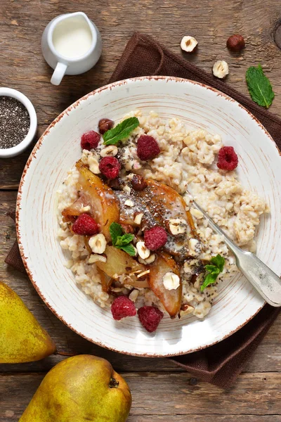 Colazione mattutina. Farina d'avena, pere caramellate e nocciole fritte — Foto Stock