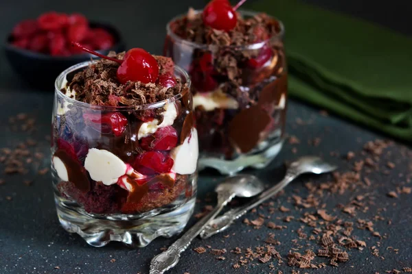 Foresta nera di dessert in un bicchiere. Dessert al cioccolato con crema c — Foto Stock