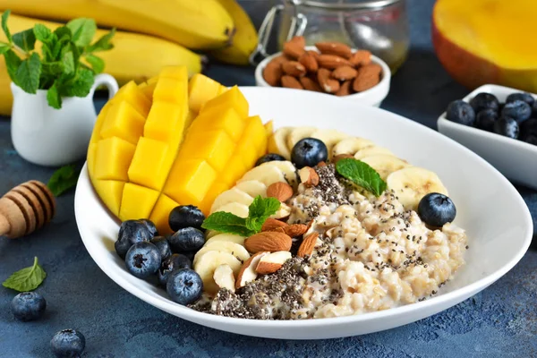 Доброе утро! Завтрак с овсянкой, бананом, манго, черникой — стоковое фото