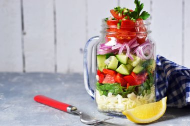 Bir cam kavanoza soslu sebze salatası 