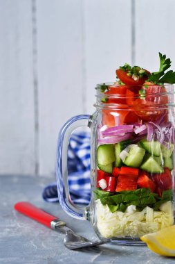 Beton backgrou sosu bir cam kavanoza sebze salatası
