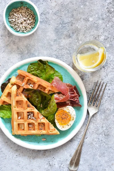Hora do pequeno almoço. Waffle com presunto, salada e ovo para café da manhã — Fotografia de Stock