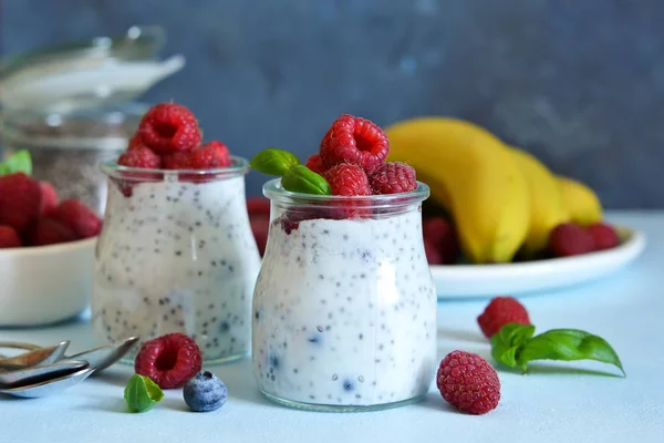 Yogurt alla vaniglia con lamponi e banana per colazione . — Foto Stock