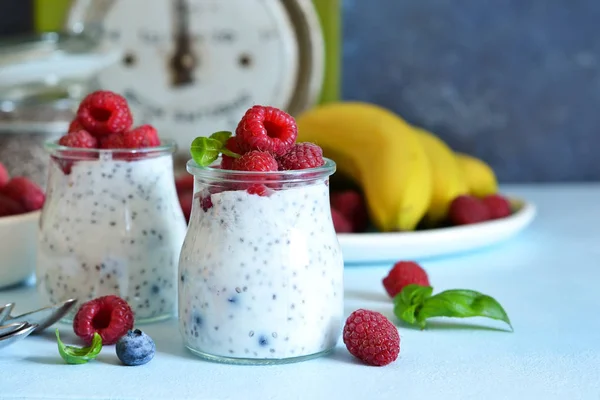 Yogurt alla vaniglia con lamponi e banana per colazione. Dieta. — Foto Stock