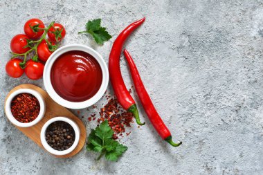 Baharat, biber ve sarımsak ile klasik domates sosu.