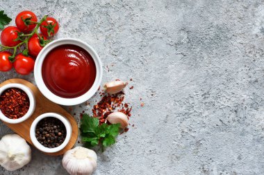 Baharat, biber ve sarımsak ile klasik domates sosu.