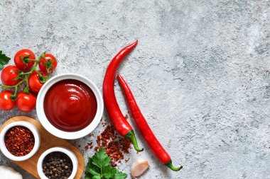 Baharat, biber ve sarımsak ile klasik domates sosu.