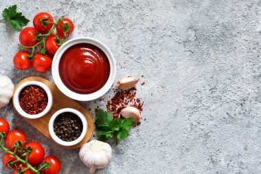 Baharat, biber ve sarımsak ile klasik domates sosu.