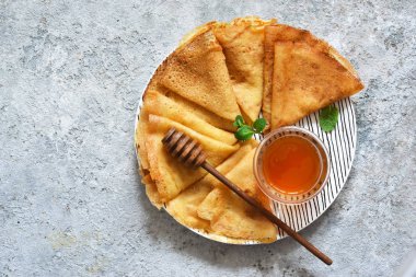 Gözleme haftası. Mutfak masasında bal ile ince krep. Vie