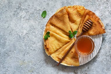 Gözleme haftası. Mutfak masasında bal ile ince krep. Vie