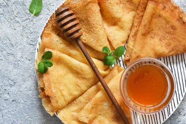 Gözleme haftası. Mutfak masasında bal ile ince krep. Vie