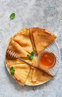 Gözleme haftası. Mutfak masasında bal ile ince krep. Vie