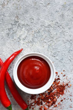 Somut bir arka planda baharatlar ile Baharatlı Chili sos. Görünüm fro