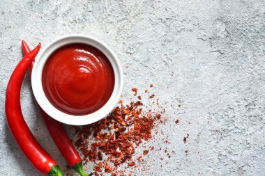 Somut bir arka planda baharatlar ile Baharatlı Chili sos. Görünüm fro