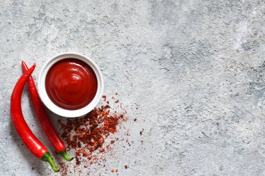 Somut bir arka planda baharatlar ile Baharatlı Chili sos. Görünüm fro