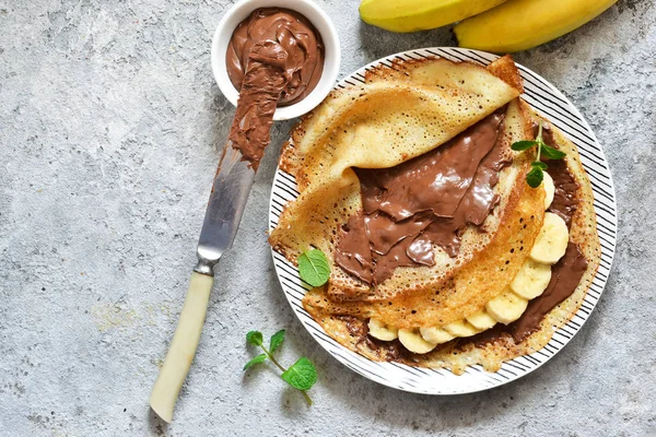 Pancake segar dengan pasta coklat dan pisang pada ba beton — Stok Foto