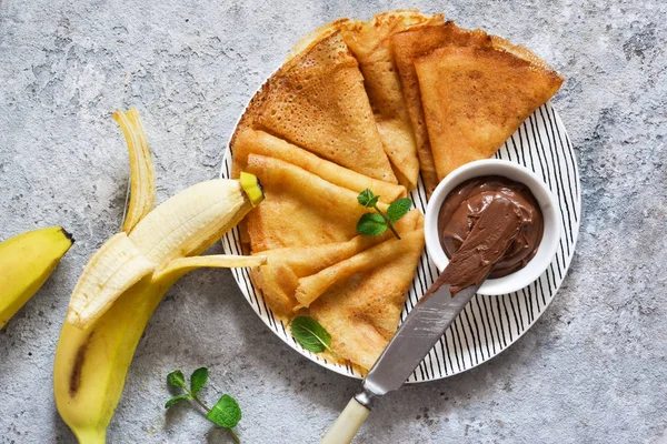 Pancake segar dengan pasta coklat dan pisang pada ba beton — Stok Foto