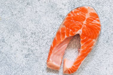 Beyaz beton zemin üzerinde taze, çiğ somon. Abov görüntülemek