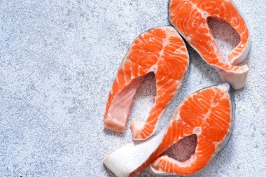 Beyaz beton arka planda taze, çiğ somon. 