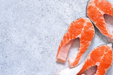 Beyaz beton arka planda taze, çiğ somon. 