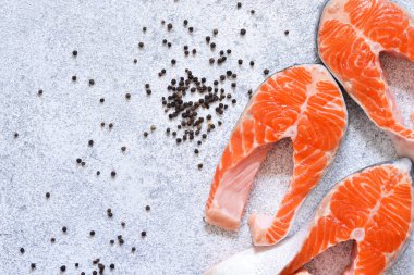 Taze, çiğ somon ve klasik Baharatlar: tuz, biber, limon 