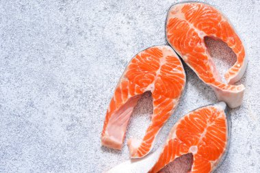 Beyaz beton arka planda taze, çiğ somon.