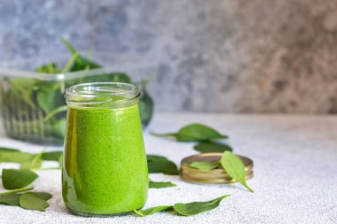Taze, yeşil smoothie ıspanaklı beton zemin üzerine.