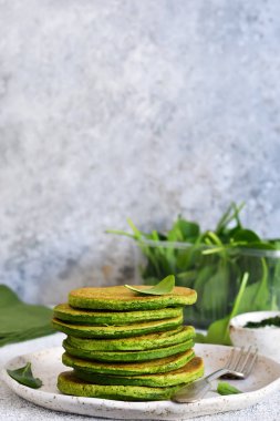 Yeşil hafif bir beton zemin üzerine ıspanaklı krep. 