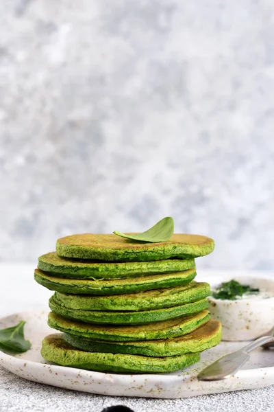 Gröna pannkakor med spenat på en konkret bakgrund. — Stockfoto