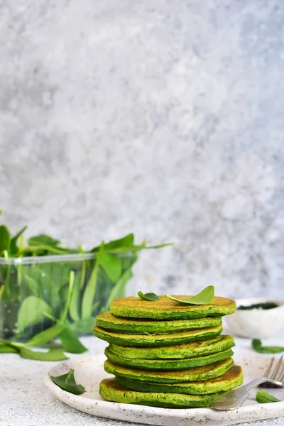 Gröna pannkakor med spenat på en konkret bakgrund. — Stockfoto