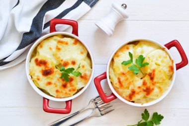 Bechemel sos ve peynir ile patates güveç