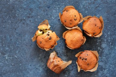 Vanilyalı kek çikolata damla ile kağıt formunda