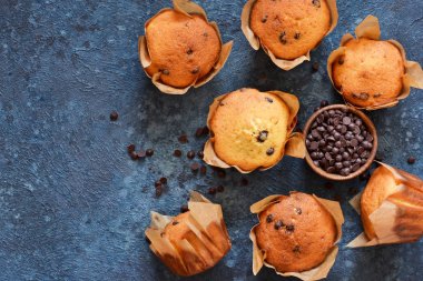 Vanilyalı kek çikolata damla ile kağıt formunda 